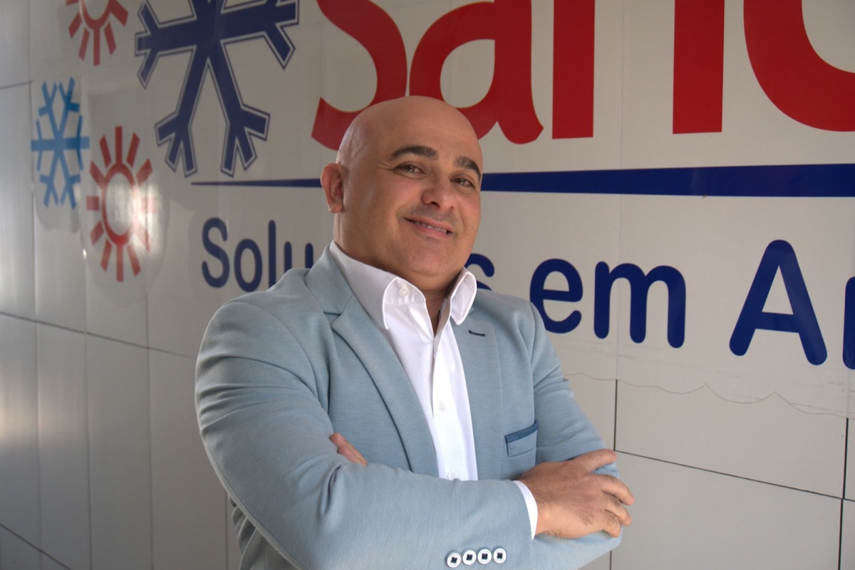 Fábio, da SandreFrio, em frente à sede da empresa