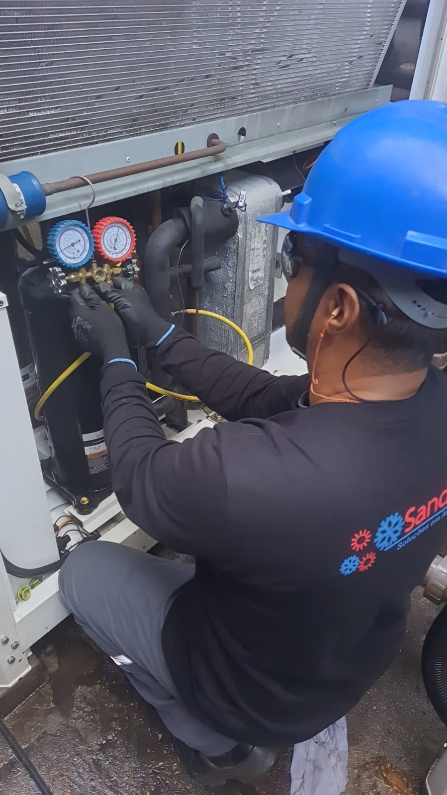 Técnico da SandreFrio fazendo manutenção em chiller com manifold